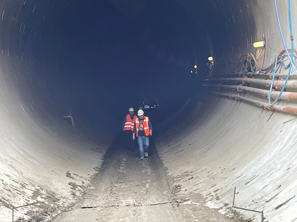 DOFE_17.09.2021_ul. Długosza_mieszkańcy wychodzą z tunelu