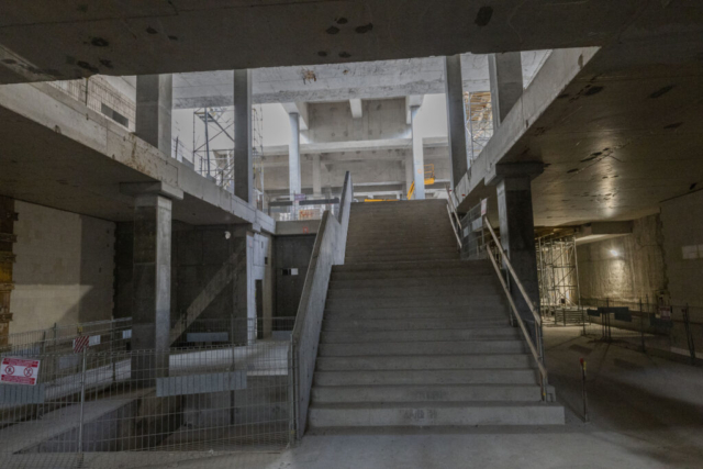betonowe schody na przystanku Koziny