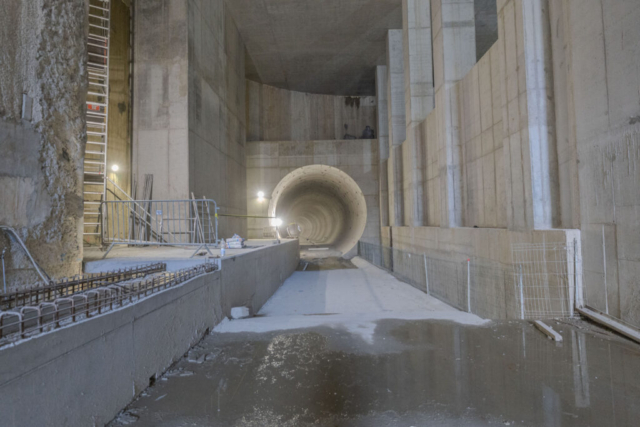 Widok na tunel oraz betonowe ściany