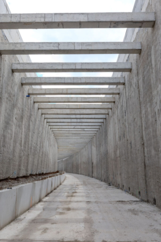 Widok na wybetonowany wjazd do tunelu