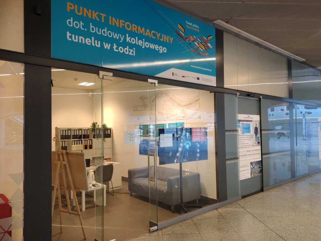 IMG_20260209_113136458 Widok na wejście punktu informacyjnego 2